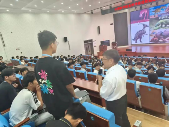 中國科學(xué)院老科學(xué)家進(jìn)校園巡講活動收官1093.png