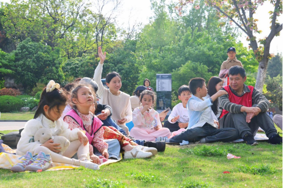 云龍區(qū)圖書館：3.6萬人次的閱讀探索之旅(1)829.png